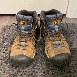Keen men’s hiking boot, size 9D.